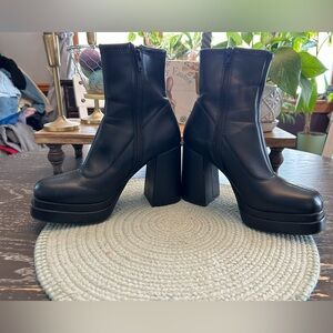Super cute Womens heeled boots.  They are a size 6.5